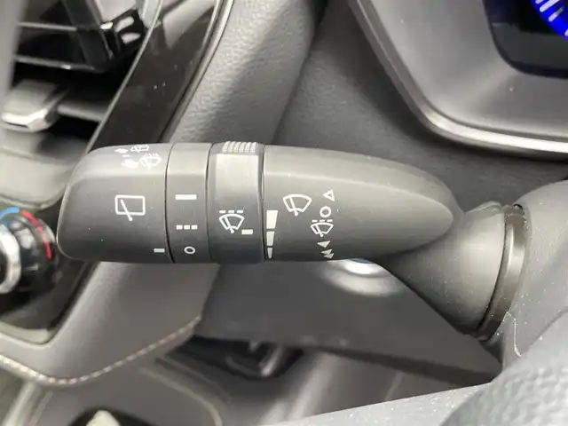 トヨタ カローラツーリング ハイブリッド ダブルバイビー 滋賀県 2020(令2)年 4.2万km ホワイトパールクリスタルシャイン 禁煙車/純正9インチナビ/Bluetooth.Applecarplay/バックカメラ/衝突軽減ブレーキ/レーンキープアシスト/追従クルーズコントロール/前席シートヒーター/ステアリングヒーター/ビルトインETC/前方ドライブレコーダー/ステアリングスイッチ/電子パーキング/オートホールド/オートハイビーム/オートライト/LEDヘッドライト/スマートキー/スペアキー