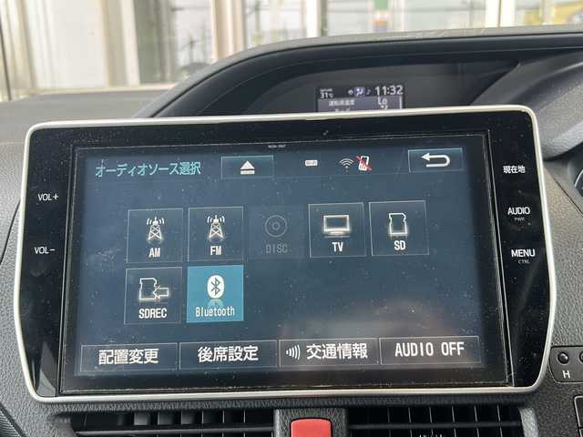 トヨタ ノア Si ダブルバイビー 静岡県 2018(平30)年 7.5万km ホワイトパールクリスタルシャイン ワンオーナー/純正10インチSDナビ/・CD/・DVD/・フルセグTV/・Bluetooth/・AM/・FM/主要装備/・純正フリップダウンモニター/・両側パワスラ/・衝突軽減/・レーンキープ/・クルコン/・バックカメラ/・ETC/・LEDオートライト/・オートハイビーム/・純正フロアマット/・純正アルミホイール/・スマートキー/・プッシュスタート