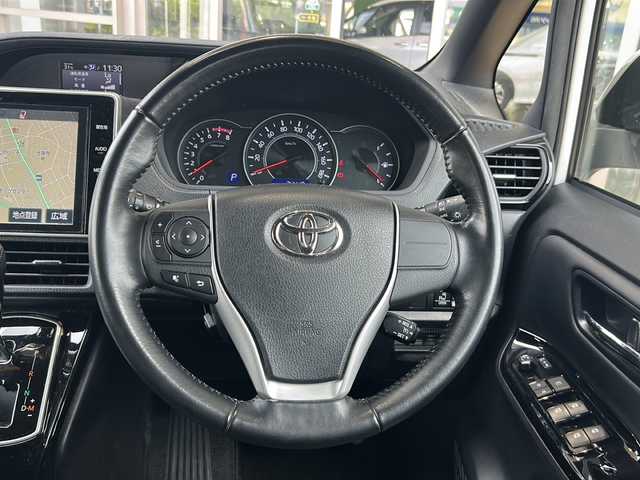 トヨタ ノア Si ダブルバイビー 静岡県 2018(平30)年 7.5万km ホワイトパールクリスタルシャイン ワンオーナー/純正10インチSDナビ/・CD/・DVD/・フルセグTV/・Bluetooth/・AM/・FM/主要装備/・純正フリップダウンモニター/・両側パワスラ/・衝突軽減/・レーンキープ/・クルコン/・バックカメラ/・ETC/・LEDオートライト/・オートハイビーム/・純正フロアマット/・純正アルミホイール/・スマートキー/・プッシュスタート