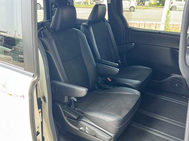トヨタ ノア Si ダブルバイビー 静岡県 2018(平30)年 7.5万km ホワイトパールクリスタルシャイン ワンオーナー/純正10インチSDナビ/・CD/・DVD/・フルセグTV/・Bluetooth/・AM/・FM/主要装備/・純正フリップダウンモニター/・両側パワスラ/・衝突軽減/・レーンキープ/・クルコン/・バックカメラ/・ETC/・LEDオートライト/・オートハイビーム/・純正フロアマット/・純正アルミホイール/・スマートキー/・プッシュスタート