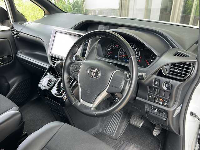 トヨタ ノア Si ダブルバイビー 静岡県 2018(平30)年 7.5万km ホワイトパールクリスタルシャイン ワンオーナー/純正10インチSDナビ/・CD/・DVD/・フルセグTV/・Bluetooth/・AM/・FM/主要装備/・純正フリップダウンモニター/・両側パワスラ/・衝突軽減/・レーンキープ/・クルコン/・バックカメラ/・ETC/・LEDオートライト/・オートハイビーム/・純正フロアマット/・純正アルミホイール/・スマートキー/・プッシュスタート