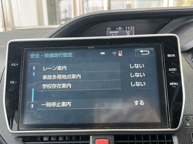 トヨタ ノア Si ダブルバイビー 静岡県 2018(平30)年 7.5万km ホワイトパールクリスタルシャイン ワンオーナー/純正10インチSDナビ/・CD/・DVD/・フルセグTV/・Bluetooth/・AM/・FM/主要装備/・純正フリップダウンモニター/・両側パワスラ/・衝突軽減/・レーンキープ/・クルコン/・バックカメラ/・ETC/・LEDオートライト/・オートハイビーム/・純正フロアマット/・純正アルミホイール/・スマートキー/・プッシュスタート