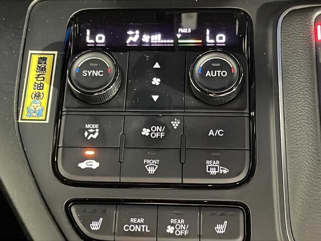 ホンダ ステップワゴン スパーダ eHEV プレミアムライン 沖縄県 2022(令4)年 2.9万km プラチナホワイトパール 県外仕入れ/禁煙車/7人乗り/純正11.4インチコネクトナビ/（フルセグTV CD DVD Bluetooth)/マルチビューカメラシステム/ブラインドスポットインフォメーション/Honda SENSING/●衝突軽減ブレーキ（CMBS）●誤発進抑制機能●後方誤発進抑制機能●近距離衝突軽減ブレーキ●歩行者事故低減ステアリング●路外逸脱抑制機能●渋滞追従機能付アダプティブクルーズコントロール（ACC）●車線維持支援システム（LKAS）●トラフィックジャムアシスト（渋滞運転支援機能）●先行車発進お知らせ機能●標識認識機能●オートハイビーム●アダプティブドライビングビーム/アダプティブドライビングビーム/パワーテールゲート(メモリー機能付)/2列目オットマン/運転席＆助手席シートヒーター/2列目シートヒーター/トリプルゾーンコントロール・フルオートエアコンディショナー/コンビシート(PREMIUM LINE専用)/17インチアルミホイール(PREMIUM LINE専用)/減速セレクター/全列USBチャージャー/パドルシフト/コーナーセンサー