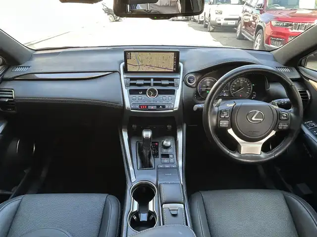 レクサス ＮＸ 300h スパイス&シック 愛知県 2021(令3)年 3.5万km ソニッククォーツ ブロンズステッチ入L texシート/前席パワーシート〈運転席メモリ付〉/前席シートヒーター＆ベンチレーション/純正10.3型ワイドディスプレイナビ/・Blu-ray／Bluetooth／地デジTV/バックビューカメラ/角型三眼LEDヘッドライト/LEDデイライト／フォグランプ/ハンズフリーパワーバックドア/ビルトインETC2.0/レザー巻ステアリング/ステアリングヒーター/パドルシフト/Lexus Safety System+/・プリクラッシュセーフティ/・レーントレーシングアシスト/・レーダークルーズコントロール/・ロードサインアシスト/・先行車発進告知/ブラインドスポットモニター/リアクロストラフィックアラート/パーキングサポートブレーキ/社外ドライブレコーダー〈DC5000〉/純正18インチAW/スマートキー＆プッシュスタート