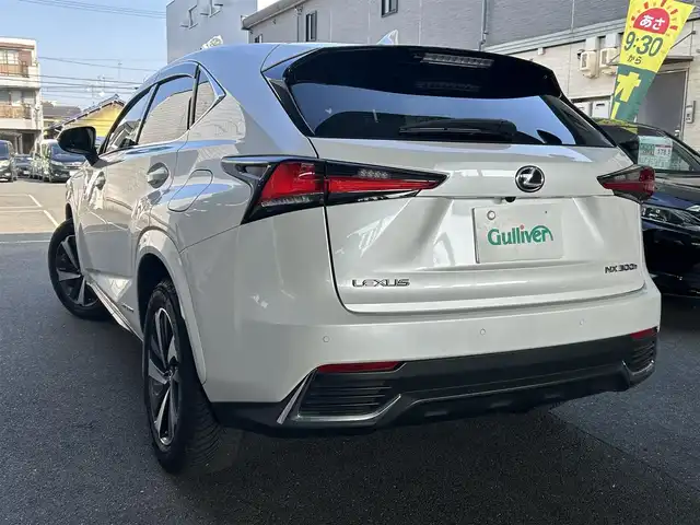 レクサス ＮＸ 300h スパイス&シック 愛知県 2021(令3)年 3.5万km ソニッククォーツ ブロンズステッチ入L texシート/前席パワーシート〈運転席メモリ付〉/前席シートヒーター＆ベンチレーション/純正10.3型ワイドディスプレイナビ/・Blu-ray／Bluetooth／地デジTV/バックビューカメラ/角型三眼LEDヘッドライト/LEDデイライト／フォグランプ/ハンズフリーパワーバックドア/ビルトインETC2.0/レザー巻ステアリング/ステアリングヒーター/パドルシフト/Lexus Safety System+/・プリクラッシュセーフティ/・レーントレーシングアシスト/・レーダークルーズコントロール/・ロードサインアシスト/・先行車発進告知/ブラインドスポットモニター/リアクロストラフィックアラート/パーキングサポートブレーキ/社外ドライブレコーダー〈DC5000〉/純正18インチAW/スマートキー＆プッシュスタート