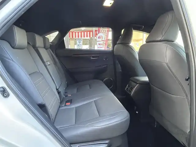 レクサス ＮＸ 300h スパイス&シック 愛知県 2021(令3)年 3.5万km ソニッククォーツ ブロンズステッチ入L texシート/前席パワーシート〈運転席メモリ付〉/前席シートヒーター＆ベンチレーション/純正10.3型ワイドディスプレイナビ/・Blu-ray／Bluetooth／地デジTV/バックビューカメラ/角型三眼LEDヘッドライト/LEDデイライト／フォグランプ/ハンズフリーパワーバックドア/ビルトインETC2.0/レザー巻ステアリング/ステアリングヒーター/パドルシフト/Lexus Safety System+/・プリクラッシュセーフティ/・レーントレーシングアシスト/・レーダークルーズコントロール/・ロードサインアシスト/・先行車発進告知/ブラインドスポットモニター/リアクロストラフィックアラート/パーキングサポートブレーキ/社外ドライブレコーダー〈DC5000〉/純正18インチAW/スマートキー＆プッシュスタート