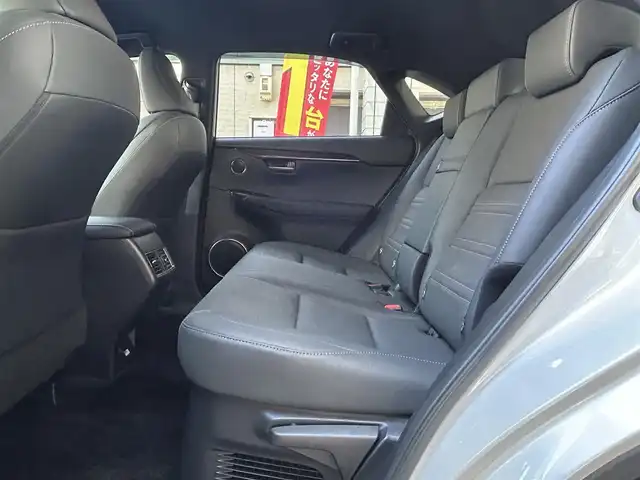 レクサス ＮＸ 300h スパイス&シック 愛知県 2021(令3)年 3.5万km ソニッククォーツ ブロンズステッチ入L texシート/前席パワーシート〈運転席メモリ付〉/前席シートヒーター＆ベンチレーション/純正10.3型ワイドディスプレイナビ/・Blu-ray／Bluetooth／地デジTV/バックビューカメラ/角型三眼LEDヘッドライト/LEDデイライト／フォグランプ/ハンズフリーパワーバックドア/ビルトインETC2.0/レザー巻ステアリング/ステアリングヒーター/パドルシフト/Lexus Safety System+/・プリクラッシュセーフティ/・レーントレーシングアシスト/・レーダークルーズコントロール/・ロードサインアシスト/・先行車発進告知/ブラインドスポットモニター/リアクロストラフィックアラート/パーキングサポートブレーキ/社外ドライブレコーダー〈DC5000〉/純正18インチAW/スマートキー＆プッシュスタート