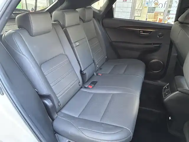 レクサス ＮＸ 300h スパイス&シック 愛知県 2021(令3)年 3.5万km ソニッククォーツ ブロンズステッチ入L texシート/前席パワーシート〈運転席メモリ付〉/前席シートヒーター＆ベンチレーション/純正10.3型ワイドディスプレイナビ/・Blu-ray／Bluetooth／地デジTV/バックビューカメラ/角型三眼LEDヘッドライト/LEDデイライト／フォグランプ/ハンズフリーパワーバックドア/ビルトインETC2.0/レザー巻ステアリング/ステアリングヒーター/パドルシフト/Lexus Safety System+/・プリクラッシュセーフティ/・レーントレーシングアシスト/・レーダークルーズコントロール/・ロードサインアシスト/・先行車発進告知/ブラインドスポットモニター/リアクロストラフィックアラート/パーキングサポートブレーキ/社外ドライブレコーダー〈DC5000〉/純正18インチAW/スマートキー＆プッシュスタート