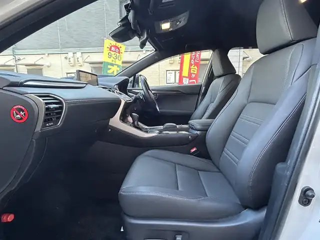 レクサス ＮＸ 300h スパイス&シック 愛知県 2021(令3)年 3.5万km ソニッククォーツ ブロンズステッチ入L texシート/前席パワーシート〈運転席メモリ付〉/前席シートヒーター＆ベンチレーション/純正10.3型ワイドディスプレイナビ/・Blu-ray／Bluetooth／地デジTV/バックビューカメラ/角型三眼LEDヘッドライト/LEDデイライト／フォグランプ/ハンズフリーパワーバックドア/ビルトインETC2.0/レザー巻ステアリング/ステアリングヒーター/パドルシフト/Lexus Safety System+/・プリクラッシュセーフティ/・レーントレーシングアシスト/・レーダークルーズコントロール/・ロードサインアシスト/・先行車発進告知/ブラインドスポットモニター/リアクロストラフィックアラート/パーキングサポートブレーキ/社外ドライブレコーダー〈DC5000〉/純正18インチAW/スマートキー＆プッシュスタート