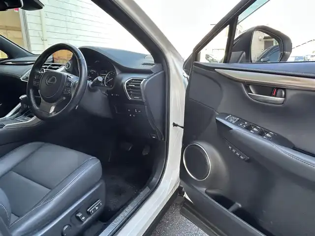 レクサス ＮＸ 300h スパイス&シック 愛知県 2021(令3)年 3.5万km ソニッククォーツ ブロンズステッチ入L texシート/前席パワーシート〈運転席メモリ付〉/前席シートヒーター＆ベンチレーション/純正10.3型ワイドディスプレイナビ/・Blu-ray／Bluetooth／地デジTV/バックビューカメラ/角型三眼LEDヘッドライト/LEDデイライト／フォグランプ/ハンズフリーパワーバックドア/ビルトインETC2.0/レザー巻ステアリング/ステアリングヒーター/パドルシフト/Lexus Safety System+/・プリクラッシュセーフティ/・レーントレーシングアシスト/・レーダークルーズコントロール/・ロードサインアシスト/・先行車発進告知/ブラインドスポットモニター/リアクロストラフィックアラート/パーキングサポートブレーキ/社外ドライブレコーダー〈DC5000〉/純正18インチAW/スマートキー＆プッシュスタート