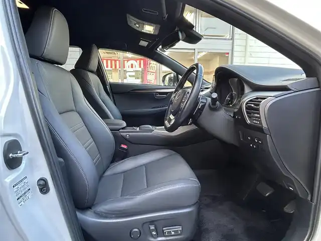 レクサス ＮＸ 300h スパイス&シック 愛知県 2021(令3)年 3.5万km ソニッククォーツ ブロンズステッチ入L texシート/前席パワーシート〈運転席メモリ付〉/前席シートヒーター＆ベンチレーション/純正10.3型ワイドディスプレイナビ/・Blu-ray／Bluetooth／地デジTV/バックビューカメラ/角型三眼LEDヘッドライト/LEDデイライト／フォグランプ/ハンズフリーパワーバックドア/ビルトインETC2.0/レザー巻ステアリング/ステアリングヒーター/パドルシフト/Lexus Safety System+/・プリクラッシュセーフティ/・レーントレーシングアシスト/・レーダークルーズコントロール/・ロードサインアシスト/・先行車発進告知/ブラインドスポットモニター/リアクロストラフィックアラート/パーキングサポートブレーキ/社外ドライブレコーダー〈DC5000〉/純正18インチAW/スマートキー＆プッシュスタート