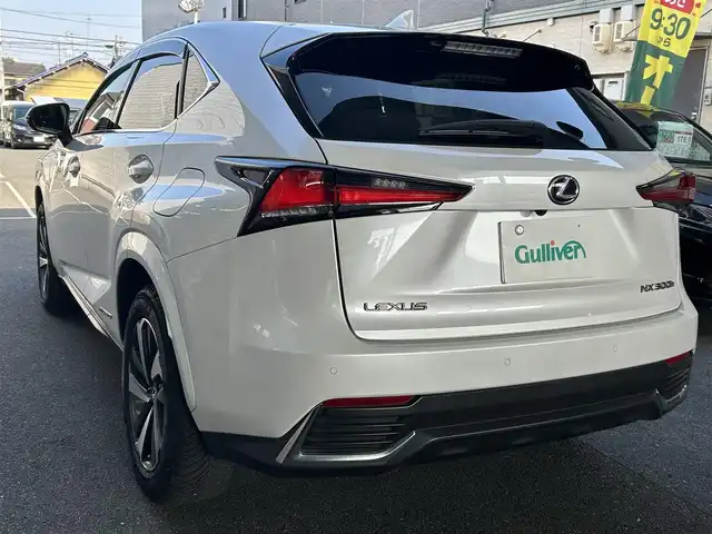 レクサス ＮＸ 300h スパイス&シック 愛知県 2021(令3)年 3.5万km ソニッククォーツ ブロンズステッチ入L texシート/前席パワーシート〈運転席メモリ付〉/前席シートヒーター＆ベンチレーション/純正10.3型ワイドディスプレイナビ/・Blu-ray／Bluetooth／地デジTV/バックビューカメラ/角型三眼LEDヘッドライト/LEDデイライト／フォグランプ/ハンズフリーパワーバックドア/ビルトインETC2.0/レザー巻ステアリング/ステアリングヒーター/パドルシフト/Lexus Safety System+/・プリクラッシュセーフティ/・レーントレーシングアシスト/・レーダークルーズコントロール/・ロードサインアシスト/・先行車発進告知/ブラインドスポットモニター/リアクロストラフィックアラート/パーキングサポートブレーキ/社外ドライブレコーダー〈DC5000〉/純正18インチAW/スマートキー＆プッシュスタート