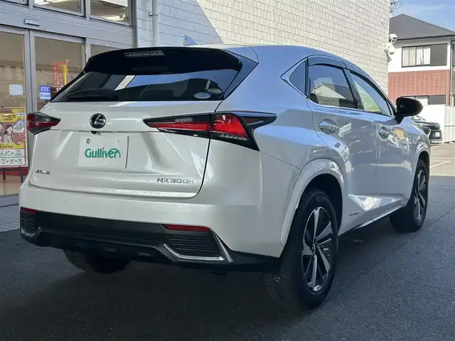 レクサス ＮＸ 300h スパイス&シック 愛知県 2021(令3)年 3.5万km ソニッククォーツ ブロンズステッチ入L texシート/前席パワーシート〈運転席メモリ付〉/前席シートヒーター＆ベンチレーション/純正10.3型ワイドディスプレイナビ/・Blu-ray／Bluetooth／地デジTV/バックビューカメラ/角型三眼LEDヘッドライト/LEDデイライト／フォグランプ/ハンズフリーパワーバックドア/ビルトインETC2.0/レザー巻ステアリング/ステアリングヒーター/パドルシフト/Lexus Safety System+/・プリクラッシュセーフティ/・レーントレーシングアシスト/・レーダークルーズコントロール/・ロードサインアシスト/・先行車発進告知/ブラインドスポットモニター/リアクロストラフィックアラート/パーキングサポートブレーキ/社外ドライブレコーダー〈DC5000〉/純正18インチAW/スマートキー＆プッシュスタート