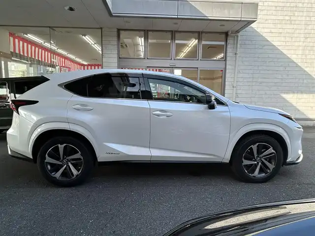 レクサス ＮＸ 300h スパイス&シック 愛知県 2021(令3)年 3.5万km ソニッククォーツ ブロンズステッチ入L texシート/前席パワーシート〈運転席メモリ付〉/前席シートヒーター＆ベンチレーション/純正10.3型ワイドディスプレイナビ/・Blu-ray／Bluetooth／地デジTV/バックビューカメラ/角型三眼LEDヘッドライト/LEDデイライト／フォグランプ/ハンズフリーパワーバックドア/ビルトインETC2.0/レザー巻ステアリング/ステアリングヒーター/パドルシフト/Lexus Safety System+/・プリクラッシュセーフティ/・レーントレーシングアシスト/・レーダークルーズコントロール/・ロードサインアシスト/・先行車発進告知/ブラインドスポットモニター/リアクロストラフィックアラート/パーキングサポートブレーキ/社外ドライブレコーダー〈DC5000〉/純正18インチAW/スマートキー＆プッシュスタート