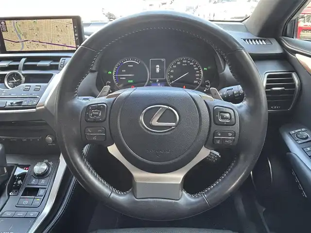 レクサス ＮＸ 300h スパイス&シック 愛知県 2021(令3)年 3.5万km ソニッククォーツ ブロンズステッチ入L texシート/前席パワーシート〈運転席メモリ付〉/前席シートヒーター＆ベンチレーション/純正10.3型ワイドディスプレイナビ/・Blu-ray／Bluetooth／地デジTV/バックビューカメラ/角型三眼LEDヘッドライト/LEDデイライト／フォグランプ/ハンズフリーパワーバックドア/ビルトインETC2.0/レザー巻ステアリング/ステアリングヒーター/パドルシフト/Lexus Safety System+/・プリクラッシュセーフティ/・レーントレーシングアシスト/・レーダークルーズコントロール/・ロードサインアシスト/・先行車発進告知/ブラインドスポットモニター/リアクロストラフィックアラート/パーキングサポートブレーキ/社外ドライブレコーダー〈DC5000〉/純正18インチAW/スマートキー＆プッシュスタート