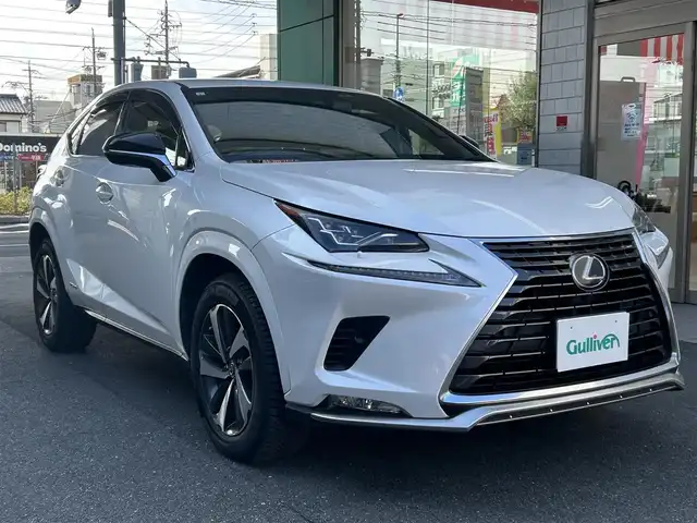 レクサス ＮＸ 300h スパイス&シック 愛知県 2021(令3)年 3.5万km ソニッククォーツ ブロンズステッチ入L texシート/前席パワーシート〈運転席メモリ付〉/前席シートヒーター＆ベンチレーション/純正10.3型ワイドディスプレイナビ/・Blu-ray／Bluetooth／地デジTV/バックビューカメラ/角型三眼LEDヘッドライト/LEDデイライト／フォグランプ/ハンズフリーパワーバックドア/ビルトインETC2.0/レザー巻ステアリング/ステアリングヒーター/パドルシフト/Lexus Safety System+/・プリクラッシュセーフティ/・レーントレーシングアシスト/・レーダークルーズコントロール/・ロードサインアシスト/・先行車発進告知/ブラインドスポットモニター/リアクロストラフィックアラート/パーキングサポートブレーキ/社外ドライブレコーダー〈DC5000〉/純正18インチAW/スマートキー＆プッシュスタート