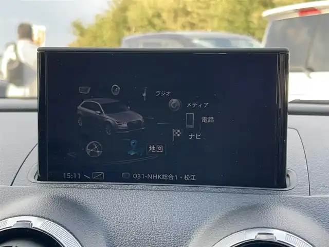 アウディ Ａ３ SB SラインダイナミックLTD 島根県 2019(平31)年 6.1万km グレイシアホワイトメタリック 登録時走行距離60935km/ワンオーナー/純正ナビ(フルセグTV・ラジオ・Bluetooth)/全周囲カメラ/バックカメラ/レーダークルーズコントロール/レーンキープアシスト/レインセンサー/サイドアシスト/アウディプレセンス/オートホールド/コーナーセンサー/パドルシフト/ドライブレコーダー/ETC2.0/LEDヘッドライト/ウィンカーミラー/純正フロアマット/純正18インチAW/スマートキー(スペアキー×1)/新品冬タイヤ付き/取扱説明書/保証書/禁煙車