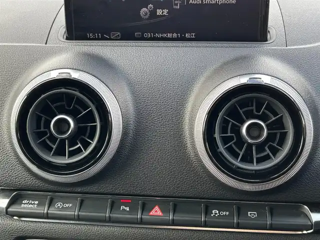 アウディ Ａ３ SB SラインダイナミックLTD 島根県 2019(平31)年 6.1万km グレイシアホワイトメタリック 登録時走行距離60935km/ワンオーナー/純正ナビ(フルセグTV・ラジオ・Bluetooth)/全周囲カメラ/バックカメラ/レーダークルーズコントロール/レーンキープアシスト/レインセンサー/サイドアシスト/アウディプレセンス/オートホールド/コーナーセンサー/パドルシフト/ドライブレコーダー/ETC2.0/LEDヘッドライト/ウィンカーミラー/純正フロアマット/純正18インチAW/スマートキー(スペアキー×1)/新品冬タイヤ付き/取扱説明書/保証書/禁煙車