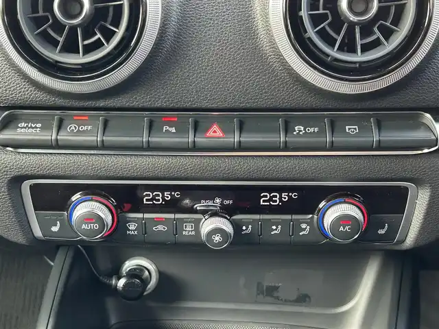 アウディ Ａ３ SB SラインダイナミックLTD 島根県 2019(平31)年 6.1万km グレイシアホワイトメタリック 登録時走行距離60935km/ワンオーナー/純正ナビ(フルセグTV・ラジオ・Bluetooth)/全周囲カメラ/バックカメラ/レーダークルーズコントロール/レーンキープアシスト/レインセンサー/サイドアシスト/アウディプレセンス/オートホールド/コーナーセンサー/パドルシフト/ドライブレコーダー/ETC2.0/LEDヘッドライト/ウィンカーミラー/純正フロアマット/純正18インチAW/スマートキー(スペアキー×1)/新品冬タイヤ付き/取扱説明書/保証書/禁煙車