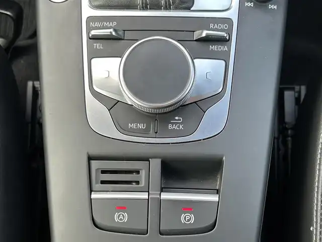 アウディ Ａ３ SB SラインダイナミックLTD 島根県 2019(平31)年 6.1万km グレイシアホワイトメタリック 登録時走行距離60935km/ワンオーナー/純正ナビ(フルセグTV・ラジオ・Bluetooth)/全周囲カメラ/バックカメラ/レーダークルーズコントロール/レーンキープアシスト/レインセンサー/サイドアシスト/アウディプレセンス/オートホールド/コーナーセンサー/パドルシフト/ドライブレコーダー/ETC2.0/LEDヘッドライト/ウィンカーミラー/純正フロアマット/純正18インチAW/スマートキー(スペアキー×1)/新品冬タイヤ付き/取扱説明書/保証書/禁煙車