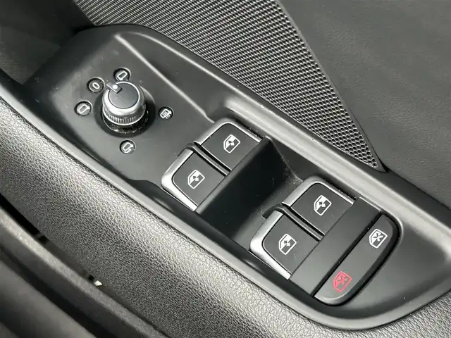 アウディ Ａ３ SB SラインダイナミックLTD 島根県 2019(平31)年 6.1万km グレイシアホワイトメタリック 登録時走行距離60935km/ワンオーナー/純正ナビ(フルセグTV・ラジオ・Bluetooth)/全周囲カメラ/バックカメラ/レーダークルーズコントロール/レーンキープアシスト/レインセンサー/サイドアシスト/アウディプレセンス/オートホールド/コーナーセンサー/パドルシフト/ドライブレコーダー/ETC2.0/LEDヘッドライト/ウィンカーミラー/純正フロアマット/純正18インチAW/スマートキー(スペアキー×1)/新品冬タイヤ付き/取扱説明書/保証書/禁煙車