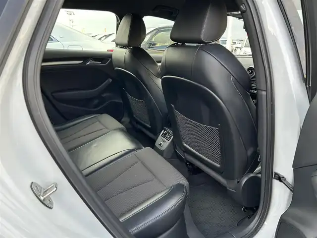 アウディ Ａ３ SB SラインダイナミックLTD 島根県 2019(平31)年 6.1万km グレイシアホワイトメタリック 登録時走行距離60935km/ワンオーナー/純正ナビ(フルセグTV・ラジオ・Bluetooth)/全周囲カメラ/バックカメラ/レーダークルーズコントロール/レーンキープアシスト/レインセンサー/サイドアシスト/アウディプレセンス/オートホールド/コーナーセンサー/パドルシフト/ドライブレコーダー/ETC2.0/LEDヘッドライト/ウィンカーミラー/純正フロアマット/純正18インチAW/スマートキー(スペアキー×1)/新品冬タイヤ付き/取扱説明書/保証書/禁煙車