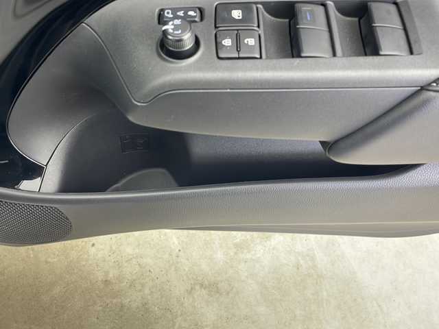 トヨタ アクア G 秋田県 2024(令6)年 1.7万km プラチナホワイトパールマイカ ４WD/純正ナビ【AM/FM/BT】 /バックカメラ /スマートキー/ ETC /クルーズコントロール /革巻きステアリング/ LEDヘッドライト /AC100V /プッシュスタート /寒冷地仕様/ ミラーヒーター /ドライブレコーダー /オートライト/オートマチックハイビーム/ライトレベライザー/フロントワイパーデアイサー/ソナー/レーンキープアシスト/横滑り防止装置/衝突被害軽減システム/DRIVE　MODE/EV　MODE/自動パーキングブレーキ/USBポート/オートエアコン/オートライト/コーナーセンサー/保証書