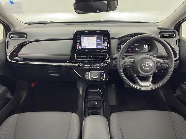 トヨタ アクア G 秋田県 2024(令6)年 1.7万km プラチナホワイトパールマイカ ４WD/純正ナビ【AM/FM/BT】 /バックカメラ /スマートキー/ ETC /クルーズコントロール /革巻きステアリング/ LEDヘッドライト /AC100V /プッシュスタート /寒冷地仕様/ ミラーヒーター /ドライブレコーダー /オートライト/オートマチックハイビーム/ライトレベライザー/フロントワイパーデアイサー/ソナー/レーンキープアシスト/横滑り防止装置/衝突被害軽減システム/DRIVE　MODE/EV　MODE/自動パーキングブレーキ/USBポート/オートエアコン/オートライト/コーナーセンサー/保証書