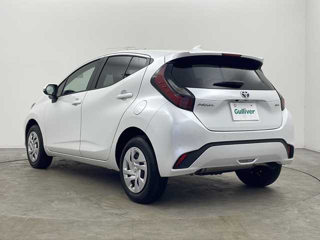 トヨタ アクア G 秋田県 2024(令6)年 1.7万km プラチナホワイトパールマイカ ４WD/純正ナビ【AM/FM/BT】 /バックカメラ /スマートキー/ ETC /クルーズコントロール /革巻きステアリング/ LEDヘッドライト /AC100V /プッシュスタート /寒冷地仕様/ ミラーヒーター /ドライブレコーダー /オートライト/オートマチックハイビーム/ライトレベライザー/フロントワイパーデアイサー/ソナー/レーンキープアシスト/横滑り防止装置/衝突被害軽減システム/DRIVE　MODE/EV　MODE/自動パーキングブレーキ/USBポート/オートエアコン/オートライト/コーナーセンサー/保証書