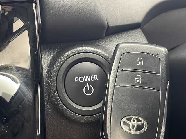 トヨタ アクア G 秋田県 2024(令6)年 1.7万km プラチナホワイトパールマイカ ４WD/純正ナビ【AM/FM/BT】 /バックカメラ /スマートキー/ ETC /クルーズコントロール /革巻きステアリング/ LEDヘッドライト /AC100V /プッシュスタート /寒冷地仕様/ ミラーヒーター /ドライブレコーダー /オートライト/オートマチックハイビーム/ライトレベライザー/フロントワイパーデアイサー/ソナー/レーンキープアシスト/横滑り防止装置/衝突被害軽減システム/DRIVE　MODE/EV　MODE/自動パーキングブレーキ/USBポート/オートエアコン/オートライト/コーナーセンサー/保証書