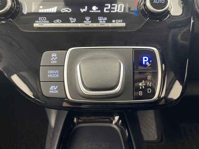 トヨタ アクア G 秋田県 2024(令6)年 1.7万km プラチナホワイトパールマイカ ４WD/純正ナビ【AM/FM/BT】 /バックカメラ /スマートキー/ ETC /クルーズコントロール /革巻きステアリング/ LEDヘッドライト /AC100V /プッシュスタート /寒冷地仕様/ ミラーヒーター /ドライブレコーダー /オートライト/オートマチックハイビーム/ライトレベライザー/フロントワイパーデアイサー/ソナー/レーンキープアシスト/横滑り防止装置/衝突被害軽減システム/DRIVE　MODE/EV　MODE/自動パーキングブレーキ/USBポート/オートエアコン/オートライト/コーナーセンサー/保証書