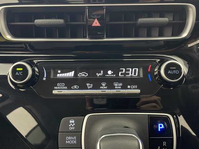 トヨタ アクア G 秋田県 2024(令6)年 1.7万km プラチナホワイトパールマイカ ４WD/純正ナビ【AM/FM/BT】 /バックカメラ /スマートキー/ ETC /クルーズコントロール /革巻きステアリング/ LEDヘッドライト /AC100V /プッシュスタート /寒冷地仕様/ ミラーヒーター /ドライブレコーダー /オートライト/オートマチックハイビーム/ライトレベライザー/フロントワイパーデアイサー/ソナー/レーンキープアシスト/横滑り防止装置/衝突被害軽減システム/DRIVE　MODE/EV　MODE/自動パーキングブレーキ/USBポート/オートエアコン/オートライト/コーナーセンサー/保証書