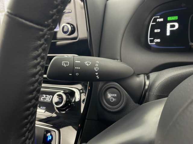 トヨタ アクア G 秋田県 2024(令6)年 1.7万km プラチナホワイトパールマイカ ４WD/純正ナビ【AM/FM/BT】 /バックカメラ /スマートキー/ ETC /クルーズコントロール /革巻きステアリング/ LEDヘッドライト /AC100V /プッシュスタート /寒冷地仕様/ ミラーヒーター /ドライブレコーダー /オートライト/オートマチックハイビーム/ライトレベライザー/フロントワイパーデアイサー/ソナー/レーンキープアシスト/横滑り防止装置/衝突被害軽減システム/DRIVE　MODE/EV　MODE/自動パーキングブレーキ/USBポート/オートエアコン/オートライト/コーナーセンサー/保証書