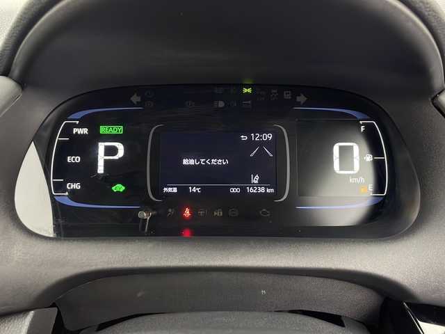 トヨタ アクア G 秋田県 2024(令6)年 1.7万km プラチナホワイトパールマイカ ４WD/純正ナビ【AM/FM/BT】 /バックカメラ /スマートキー/ ETC /クルーズコントロール /革巻きステアリング/ LEDヘッドライト /AC100V /プッシュスタート /寒冷地仕様/ ミラーヒーター /ドライブレコーダー /オートライト/オートマチックハイビーム/ライトレベライザー/フロントワイパーデアイサー/ソナー/レーンキープアシスト/横滑り防止装置/衝突被害軽減システム/DRIVE　MODE/EV　MODE/自動パーキングブレーキ/USBポート/オートエアコン/オートライト/コーナーセンサー/保証書