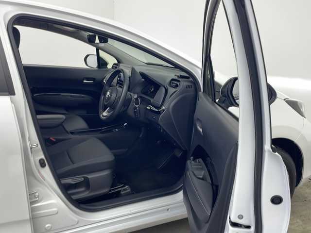 トヨタ アクア G 秋田県 2024(令6)年 1.7万km プラチナホワイトパールマイカ ４WD/純正ナビ【AM/FM/BT】 /バックカメラ /スマートキー/ ETC /クルーズコントロール /革巻きステアリング/ LEDヘッドライト /AC100V /プッシュスタート /寒冷地仕様/ ミラーヒーター /ドライブレコーダー /オートライト/オートマチックハイビーム/ライトレベライザー/フロントワイパーデアイサー/ソナー/レーンキープアシスト/横滑り防止装置/衝突被害軽減システム/DRIVE　MODE/EV　MODE/自動パーキングブレーキ/USBポート/オートエアコン/オートライト/コーナーセンサー/保証書