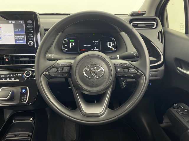 トヨタ アクア G 秋田県 2024(令6)年 1.7万km プラチナホワイトパールマイカ ４WD/純正ナビ【AM/FM/BT】 /バックカメラ /スマートキー/ ETC /クルーズコントロール /革巻きステアリング/ LEDヘッドライト /AC100V /プッシュスタート /寒冷地仕様/ ミラーヒーター /ドライブレコーダー /オートライト/オートマチックハイビーム/ライトレベライザー/フロントワイパーデアイサー/ソナー/レーンキープアシスト/横滑り防止装置/衝突被害軽減システム/DRIVE　MODE/EV　MODE/自動パーキングブレーキ/USBポート/オートエアコン/オートライト/コーナーセンサー/保証書