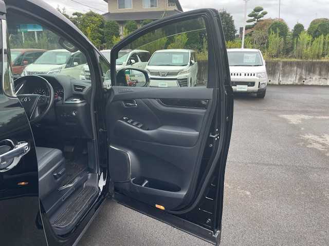 トヨタ アルファード S Cパッケージ 静岡県 2021(令3)年 0.5万km ブラック ●純正ナビ/(フルセグ/Bluetooth)/●TRDフルエアロ/●12.1インチフリップダウンモニター/●バックカメラ/●レーダークルーズコントロール/●プリクラッシュセーフティー/●レーントレーシングアシスト/●後方クリアランスソナー/●パーキングサポートブレーキ/●オートブレーキホールド/●LEDヘッドライト/●オートライト/●オートマチックハイビーム/●ウッドコンビステアリング/●ステアリングスイッチ/●ステアリングヒーター/●ETC2.0/●運転席シートメモリー/●運転席＆助手席パワーシート/●運転席＆助手席エアシート/●T’Zレーダー探知機/●前方ドライブレコーダー/●純正フロアマット/●ドアバイザー/●電動格納ウインカーミラー/●プッシュスタート/●スマートキー/●社外20インチアルミホイール/●W+サイド+カーテンSRS+ABS