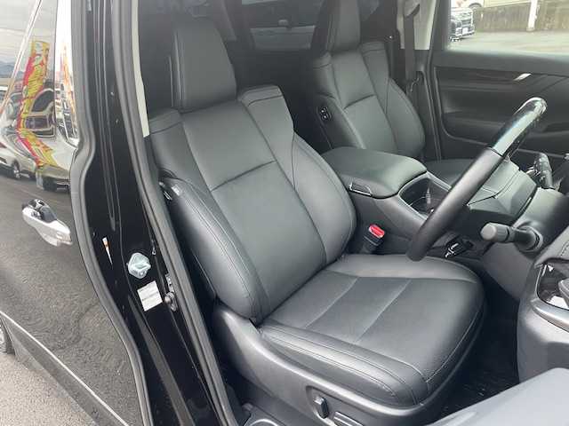 トヨタ アルファード S Cパッケージ 静岡県 2021(令3)年 0.5万km ブラック ●純正ナビ/(フルセグ/Bluetooth)/●TRDフルエアロ/●12.1インチフリップダウンモニター/●バックカメラ/●レーダークルーズコントロール/●プリクラッシュセーフティー/●レーントレーシングアシスト/●後方クリアランスソナー/●パーキングサポートブレーキ/●オートブレーキホールド/●LEDヘッドライト/●オートライト/●オートマチックハイビーム/●ウッドコンビステアリング/●ステアリングスイッチ/●ステアリングヒーター/●ETC2.0/●運転席シートメモリー/●運転席＆助手席パワーシート/●運転席＆助手席エアシート/●T’Zレーダー探知機/●前方ドライブレコーダー/●純正フロアマット/●ドアバイザー/●電動格納ウインカーミラー/●プッシュスタート/●スマートキー/●社外20インチアルミホイール/●W+サイド+カーテンSRS+ABS