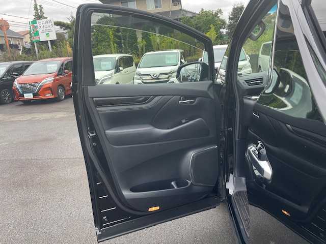 トヨタ アルファード S Cパッケージ 静岡県 2021(令3)年 0.5万km ブラック ●純正ナビ/(フルセグ/Bluetooth)/●TRDフルエアロ/●12.1インチフリップダウンモニター/●バックカメラ/●レーダークルーズコントロール/●プリクラッシュセーフティー/●レーントレーシングアシスト/●後方クリアランスソナー/●パーキングサポートブレーキ/●オートブレーキホールド/●LEDヘッドライト/●オートライト/●オートマチックハイビーム/●ウッドコンビステアリング/●ステアリングスイッチ/●ステアリングヒーター/●ETC2.0/●運転席シートメモリー/●運転席＆助手席パワーシート/●運転席＆助手席エアシート/●T’Zレーダー探知機/●前方ドライブレコーダー/●純正フロアマット/●ドアバイザー/●電動格納ウインカーミラー/●プッシュスタート/●スマートキー/●社外20インチアルミホイール/●W+サイド+カーテンSRS+ABS