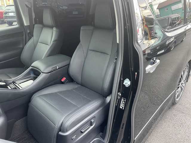 トヨタ アルファード S Cパッケージ 静岡県 2021(令3)年 0.5万km ブラック ●純正ナビ/(フルセグ/Bluetooth)/●TRDフルエアロ/●12.1インチフリップダウンモニター/●バックカメラ/●レーダークルーズコントロール/●プリクラッシュセーフティー/●レーントレーシングアシスト/●後方クリアランスソナー/●パーキングサポートブレーキ/●オートブレーキホールド/●LEDヘッドライト/●オートライト/●オートマチックハイビーム/●ウッドコンビステアリング/●ステアリングスイッチ/●ステアリングヒーター/●ETC2.0/●運転席シートメモリー/●運転席＆助手席パワーシート/●運転席＆助手席エアシート/●T’Zレーダー探知機/●前方ドライブレコーダー/●純正フロアマット/●ドアバイザー/●電動格納ウインカーミラー/●プッシュスタート/●スマートキー/●社外20インチアルミホイール/●W+サイド+カーテンSRS+ABS