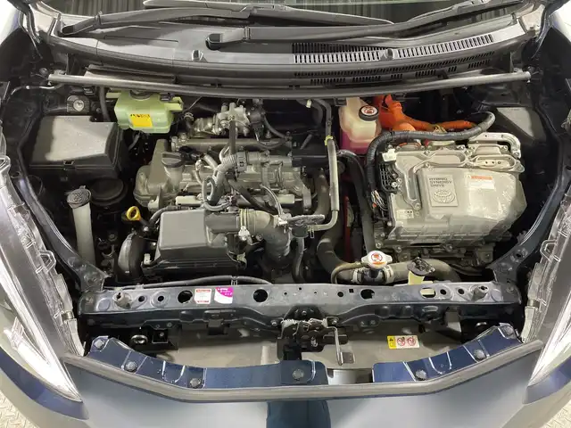 トヨタ アクア クロスオーバー 神奈川県 2017(平29)年 7.4万km ブラッキッシュアゲハガラスフレーク トヨタセーフティセンス/純正9型SDナビゲーション【NSZT-Y66T】/・BT/フルセグTV/CD/DVD/SD/バックカメラ/ハーフレザーシート/ビルトインETC/ECO/EVモード/スマートキー/プッシュスタートボタン/革巻きステアリング/ステアリングスイッチ/Autoライト/LEDヘッドライト/フォグランプ/ルーフレール/電動格納ミラー/ウィンカーミラー/シートリフター/純正フロアマット/純正ドアバイザー/純正16インチアルミホイール