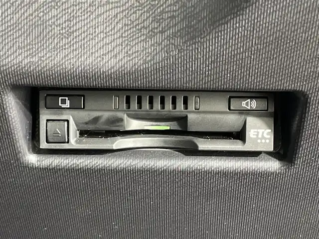 トヨタ アクア クロスオーバー 神奈川県 2017(平29)年 7.4万km ブラッキッシュアゲハガラスフレーク トヨタセーフティセンス/純正9型SDナビゲーション【NSZT-Y66T】/・BT/フルセグTV/CD/DVD/SD/バックカメラ/ハーフレザーシート/ビルトインETC/ECO/EVモード/スマートキー/プッシュスタートボタン/革巻きステアリング/ステアリングスイッチ/Autoライト/LEDヘッドライト/フォグランプ/ルーフレール/電動格納ミラー/ウィンカーミラー/シートリフター/純正フロアマット/純正ドアバイザー/純正16インチアルミホイール