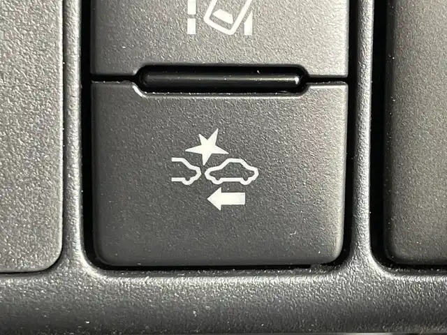 トヨタ アクア クロスオーバー 神奈川県 2017(平29)年 7.4万km ブラッキッシュアゲハガラスフレーク トヨタセーフティセンス/純正9型SDナビゲーション【NSZT-Y66T】/・BT/フルセグTV/CD/DVD/SD/バックカメラ/ハーフレザーシート/ビルトインETC/ECO/EVモード/スマートキー/プッシュスタートボタン/革巻きステアリング/ステアリングスイッチ/Autoライト/LEDヘッドライト/フォグランプ/ルーフレール/電動格納ミラー/ウィンカーミラー/シートリフター/純正フロアマット/純正ドアバイザー/純正16インチアルミホイール