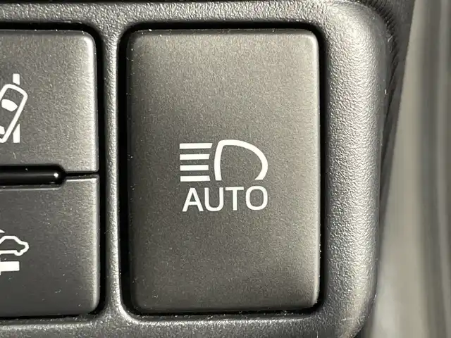 トヨタ アクア クロスオーバー 神奈川県 2017(平29)年 7.4万km ブラッキッシュアゲハガラスフレーク トヨタセーフティセンス/純正9型SDナビゲーション【NSZT-Y66T】/・BT/フルセグTV/CD/DVD/SD/バックカメラ/ハーフレザーシート/ビルトインETC/ECO/EVモード/スマートキー/プッシュスタートボタン/革巻きステアリング/ステアリングスイッチ/Autoライト/LEDヘッドライト/フォグランプ/ルーフレール/電動格納ミラー/ウィンカーミラー/シートリフター/純正フロアマット/純正ドアバイザー/純正16インチアルミホイール