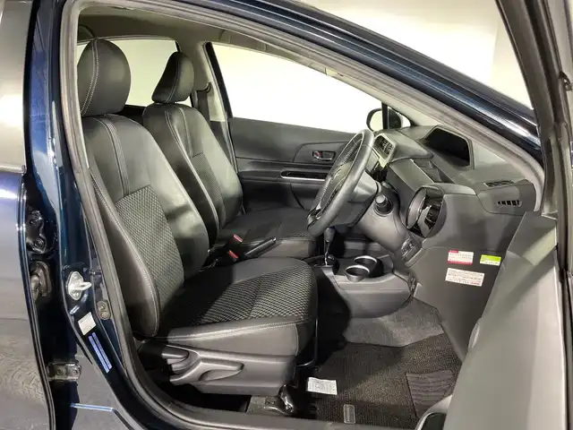 トヨタ アクア クロスオーバー 神奈川県 2017(平29)年 7.4万km ブラッキッシュアゲハガラスフレーク トヨタセーフティセンス/純正9型SDナビゲーション【NSZT-Y66T】/・BT/フルセグTV/CD/DVD/SD/バックカメラ/ハーフレザーシート/ビルトインETC/ECO/EVモード/スマートキー/プッシュスタートボタン/革巻きステアリング/ステアリングスイッチ/Autoライト/LEDヘッドライト/フォグランプ/ルーフレール/電動格納ミラー/ウィンカーミラー/シートリフター/純正フロアマット/純正ドアバイザー/純正16インチアルミホイール