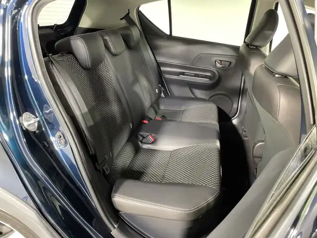 トヨタ アクア クロスオーバー 神奈川県 2017(平29)年 7.4万km ブラッキッシュアゲハガラスフレーク トヨタセーフティセンス/純正9型SDナビゲーション【NSZT-Y66T】/・BT/フルセグTV/CD/DVD/SD/バックカメラ/ハーフレザーシート/ビルトインETC/ECO/EVモード/スマートキー/プッシュスタートボタン/革巻きステアリング/ステアリングスイッチ/Autoライト/LEDヘッドライト/フォグランプ/ルーフレール/電動格納ミラー/ウィンカーミラー/シートリフター/純正フロアマット/純正ドアバイザー/純正16インチアルミホイール