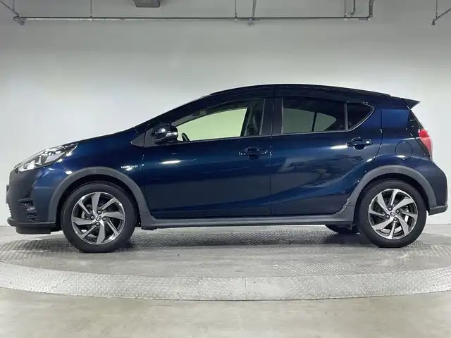 トヨタ アクア クロスオーバー 神奈川県 2017(平29)年 7.4万km ブラッキッシュアゲハガラスフレーク トヨタセーフティセンス/純正9型SDナビゲーション【NSZT-Y66T】/・BT/フルセグTV/CD/DVD/SD/バックカメラ/ハーフレザーシート/ビルトインETC/ECO/EVモード/スマートキー/プッシュスタートボタン/革巻きステアリング/ステアリングスイッチ/Autoライト/LEDヘッドライト/フォグランプ/ルーフレール/電動格納ミラー/ウィンカーミラー/シートリフター/純正フロアマット/純正ドアバイザー/純正16インチアルミホイール