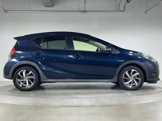 トヨタ アクア クロスオーバー 神奈川県 2017(平29)年 7.4万km ブラッキッシュアゲハガラスフレーク トヨタセーフティセンス/純正9型SDナビゲーション【NSZT-Y66T】/・BT/フルセグTV/CD/DVD/SD/バックカメラ/ハーフレザーシート/ビルトインETC/ECO/EVモード/スマートキー/プッシュスタートボタン/革巻きステアリング/ステアリングスイッチ/Autoライト/LEDヘッドライト/フォグランプ/ルーフレール/電動格納ミラー/ウィンカーミラー/シートリフター/純正フロアマット/純正ドアバイザー/純正16インチアルミホイール