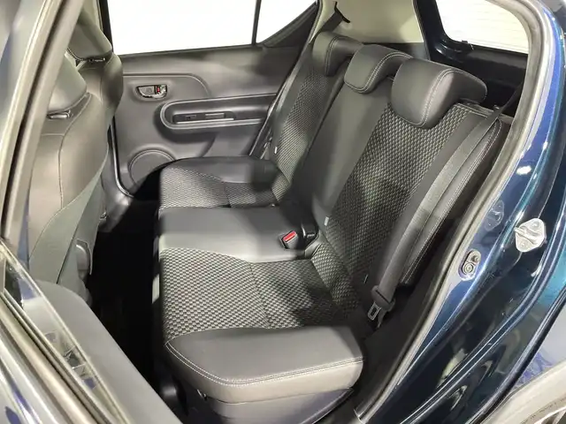 トヨタ アクア クロスオーバー 神奈川県 2017(平29)年 7.4万km ブラッキッシュアゲハガラスフレーク トヨタセーフティセンス/純正9型SDナビゲーション【NSZT-Y66T】/・BT/フルセグTV/CD/DVD/SD/バックカメラ/ハーフレザーシート/ビルトインETC/ECO/EVモード/スマートキー/プッシュスタートボタン/革巻きステアリング/ステアリングスイッチ/Autoライト/LEDヘッドライト/フォグランプ/ルーフレール/電動格納ミラー/ウィンカーミラー/シートリフター/純正フロアマット/純正ドアバイザー/純正16インチアルミホイール