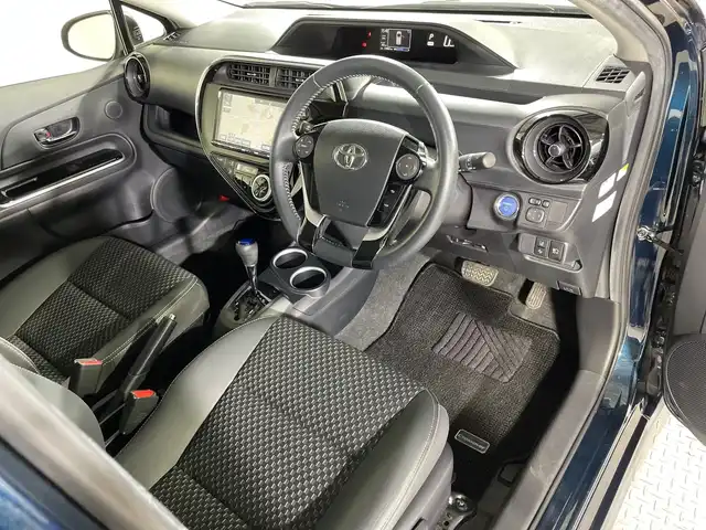 トヨタ アクア クロスオーバー 神奈川県 2017(平29)年 7.4万km ブラッキッシュアゲハガラスフレーク トヨタセーフティセンス/純正9型SDナビゲーション【NSZT-Y66T】/・BT/フルセグTV/CD/DVD/SD/バックカメラ/ハーフレザーシート/ビルトインETC/ECO/EVモード/スマートキー/プッシュスタートボタン/革巻きステアリング/ステアリングスイッチ/Autoライト/LEDヘッドライト/フォグランプ/ルーフレール/電動格納ミラー/ウィンカーミラー/シートリフター/純正フロアマット/純正ドアバイザー/純正16インチアルミホイール